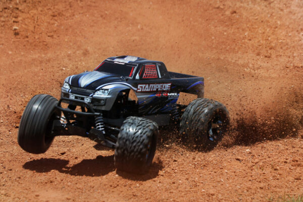 67086-3-Stampede-4X4-Dirt-Wheelie-2.jpg Traxxas Stampede 4x4 VXL TSM Hõbedane - Image 4